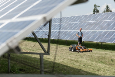 [solar-power-plant-mower4.jpeg]