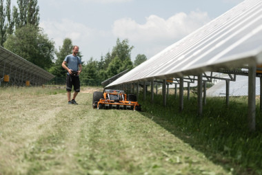 [solar-power-plant-mower5.jpeg]