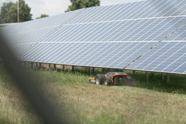 [solar-power-plant-mower.jpeg]